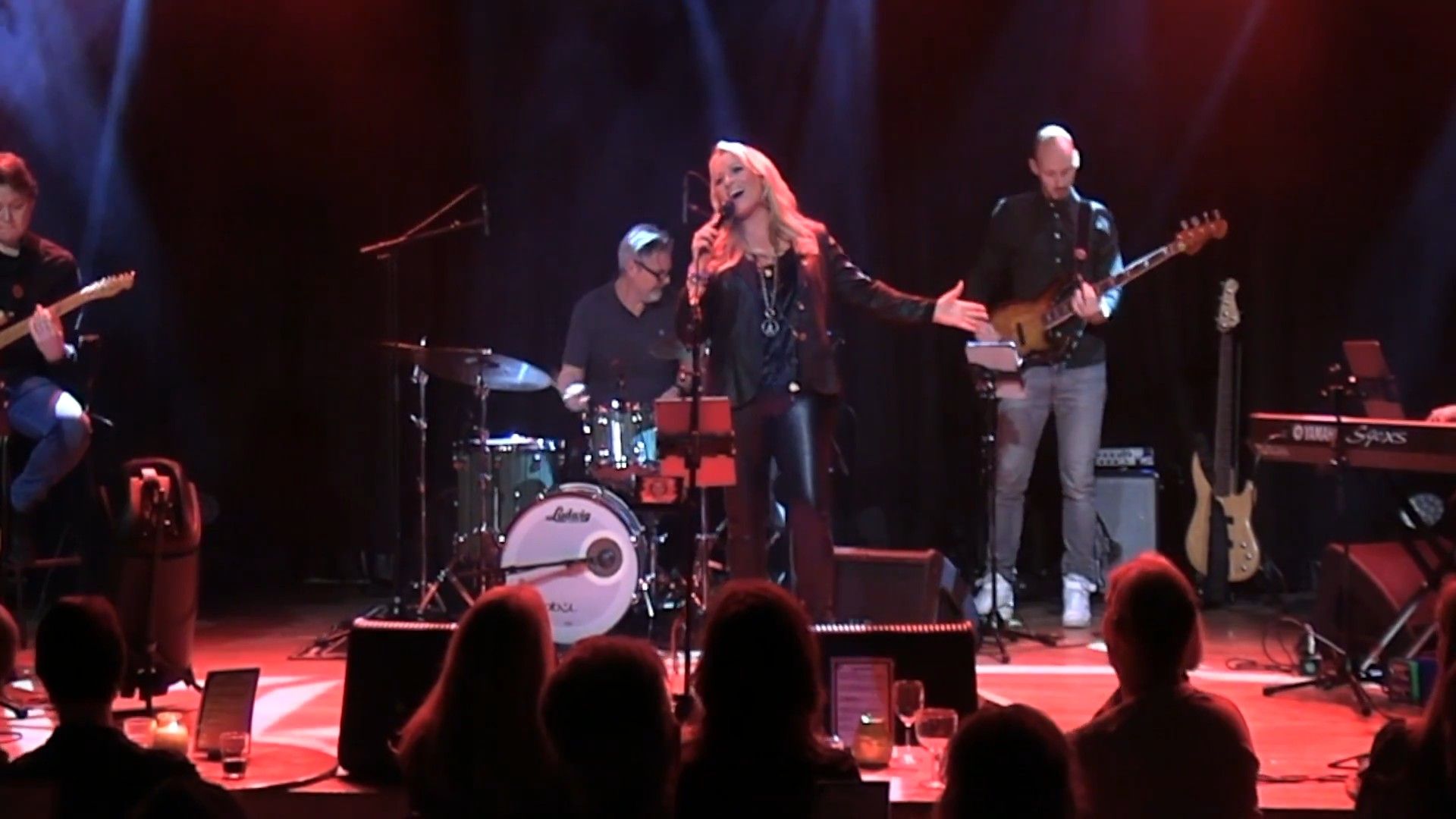 Your're My World (Live In De Victorie Alkmaar) background