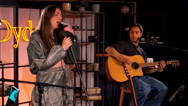 Someone Like You (Live at Qisum Studio) background