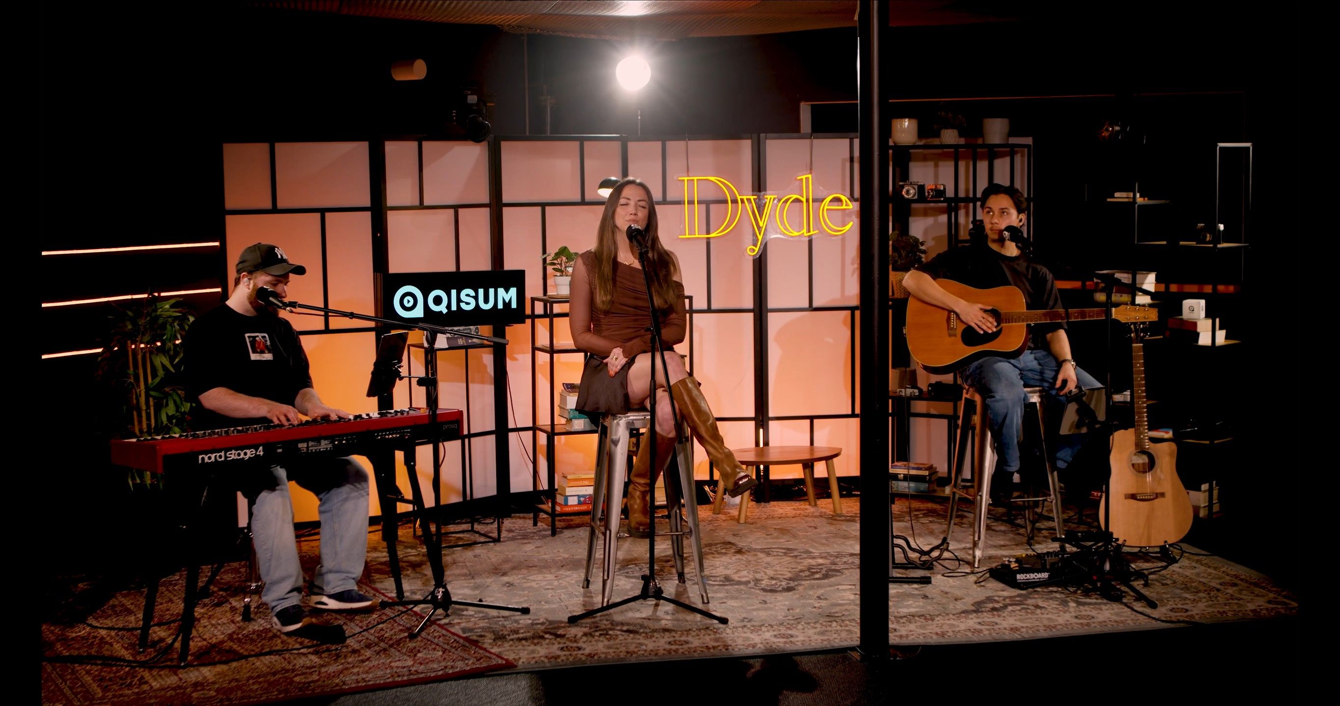 Hoogtevrees (Live at Qisum Studio) background