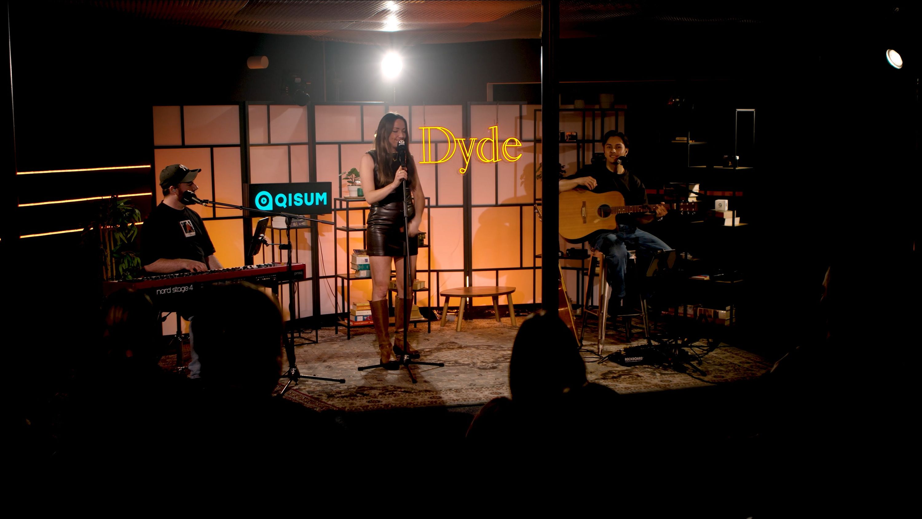 Fanconcert (Live at Qisum Studio) background
