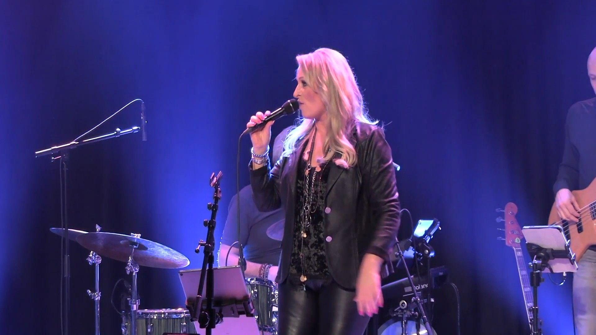 Everybody's Free  (Live In De Victorie Alkmaar) background
