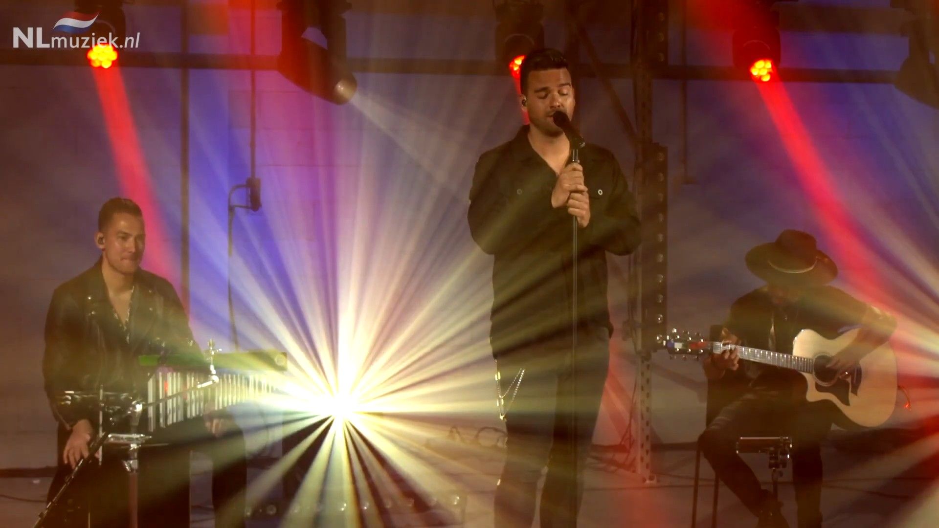 Dochters (Live @NLmuziek.nl Live Sessions) background