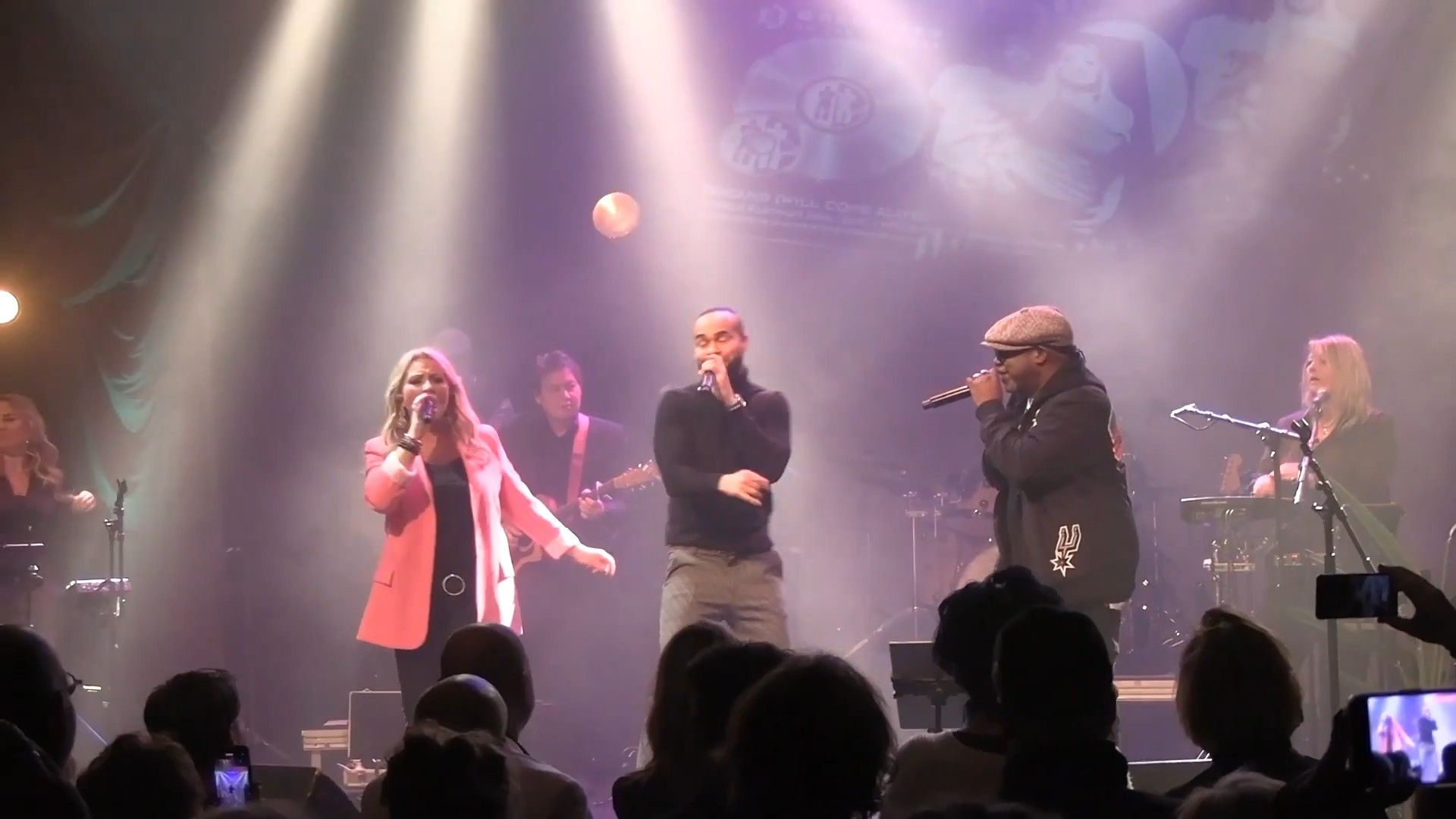Never Alone (Live in De Speeldoos Baarn) background